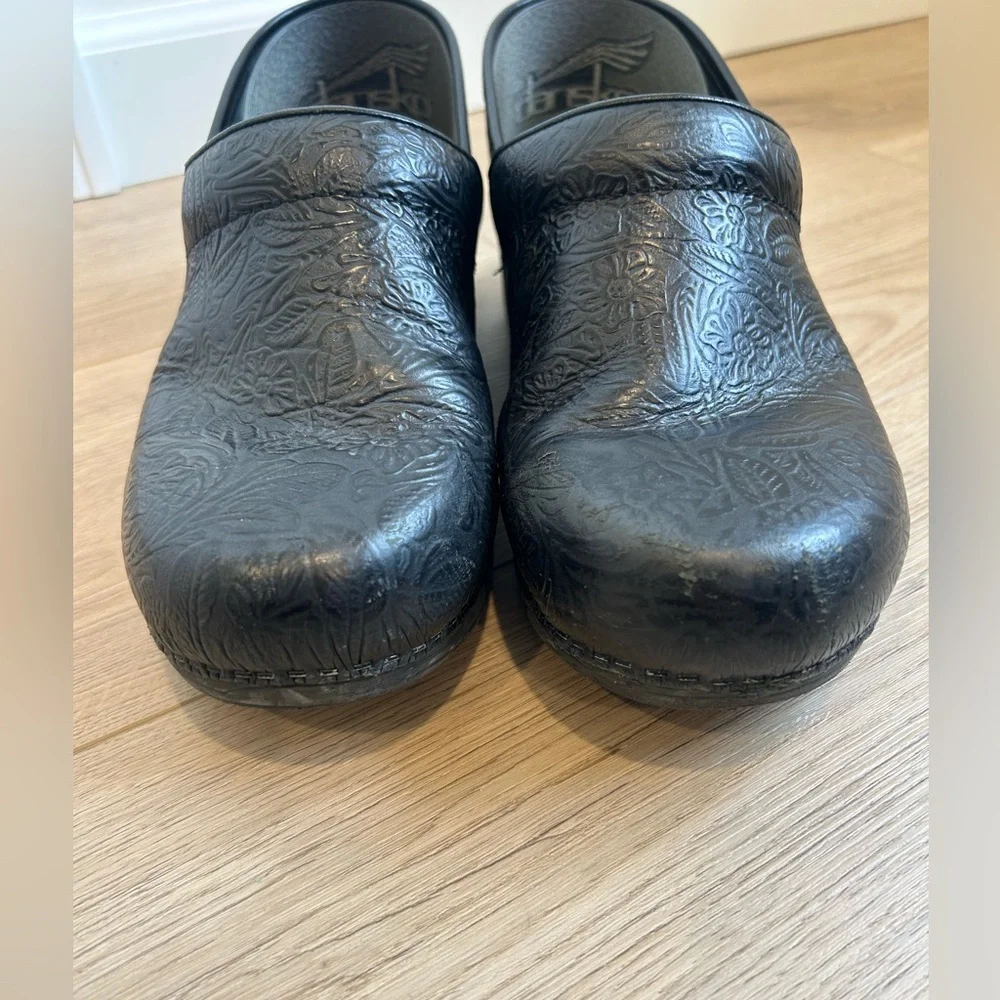 Dansko Black Floral Embossed Leather Comfort Clog Xp 2.0 Size US 9.5 EU 41 - Picture 5 of 13